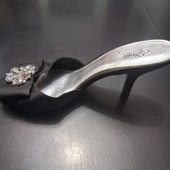 Starlet Silver and Black Embellished Sandals with Floral Design    Size 9.5W - Picture 7 of 12